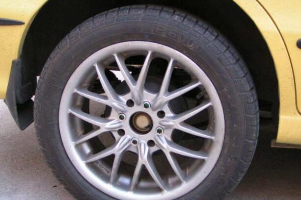 汽車輪轂不耐臟，去4s店保養(yǎng)又太貴，這個辦法也許能幫到你