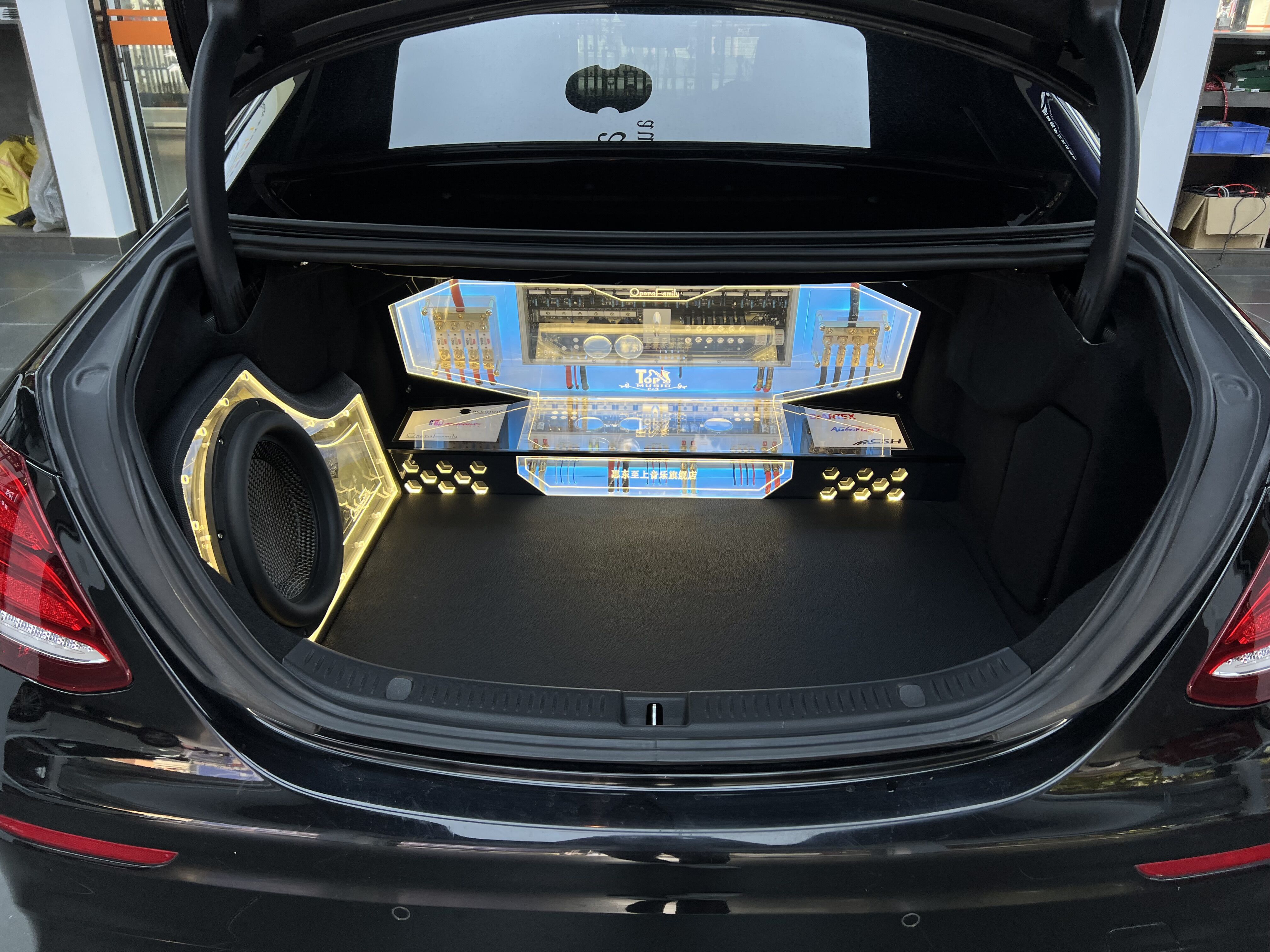 奔馳E級全套升級歌劇世家 精美的尾箱倒模又來搶鏡了！