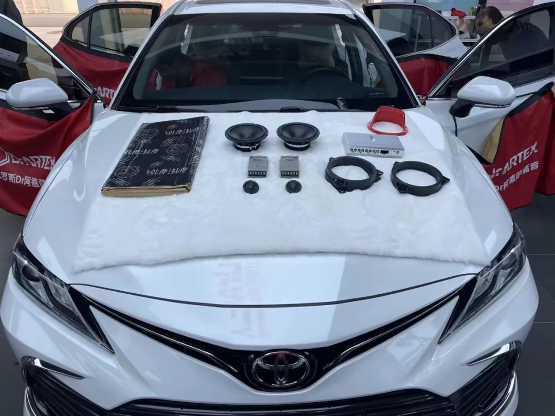 豐田凱美瑞音響升級(jí)，音樂(lè)無(wú)處不在，駕駛更...