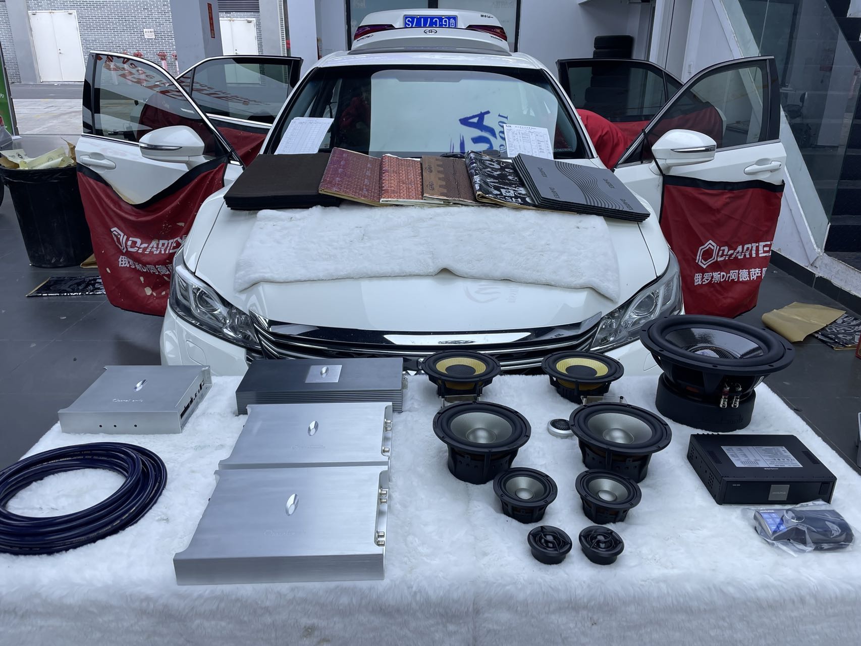 豐田皇冠音響升級，駕駛中的音樂享受